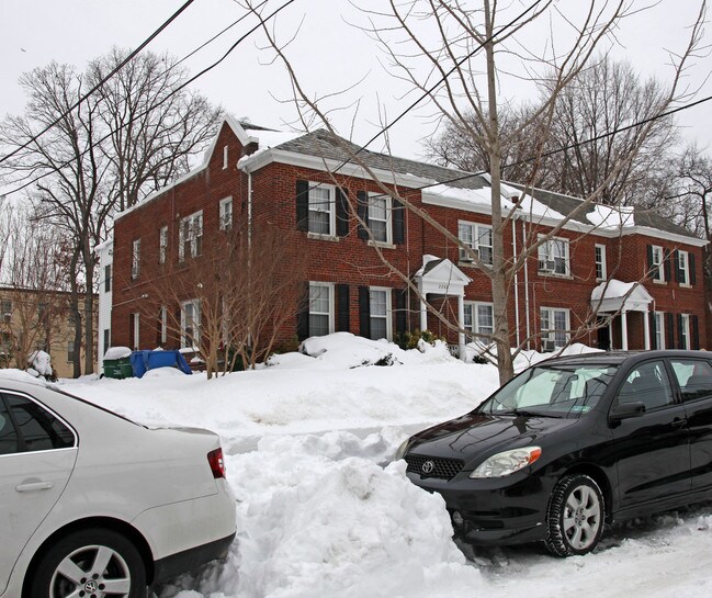 2208 40th Pl NW