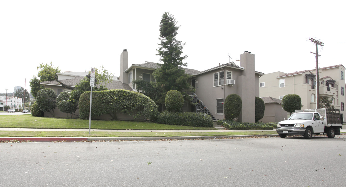 10602-10610 Whipple St in Toluca Lake, CA - Foto de edificio