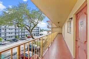 447 NE 195th St in Miami, FL - Building Photo