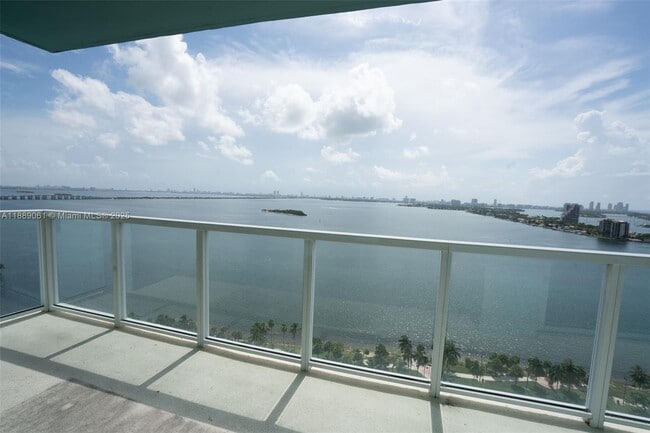 1900 N Bayshore Dr in Miami, FL - Building Photo - Building Photo