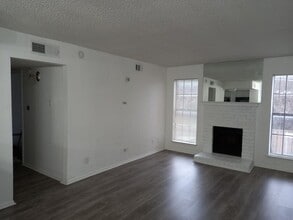 9520 Royal Ln, Unit C215 in Dallas, TX - Building Photo - Building Photo