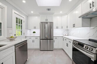 8 Fairway Pl in Cold Spring Harbor, NY - Building Photo - Building Photo