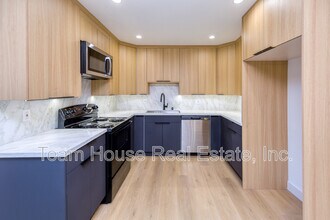 7510 Etiwanda Ave in Los Angeles, CA - Building Photo - Building Photo