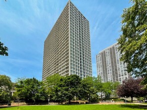 1960 N Lincoln Park W, Unit 1912 in Chicago, IL - Foto de edificio - Building Photo