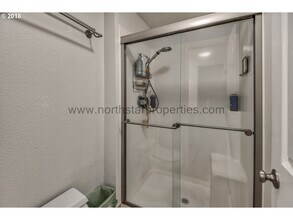 4235 Douglas Wy in Lake Oswego, OR - Building Photo - Building Photo