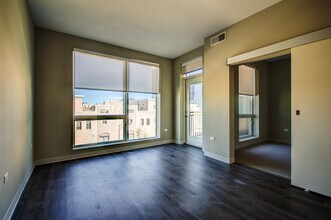 851 W Grand Ave in Chicago, IL - Building Photo - Building Photo