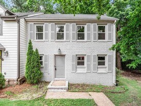 3260 Overton Manor Dr in Vestavia, AL - Building Photo