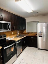 1430 NW 97th Ave in Pembroke Pines, FL - Foto de edificio - Building Photo