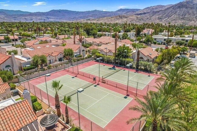 47900 Oasis Ct, Unit Spacious with Mtn Views in Palm Desert, CA - Building Photo - Building Photo