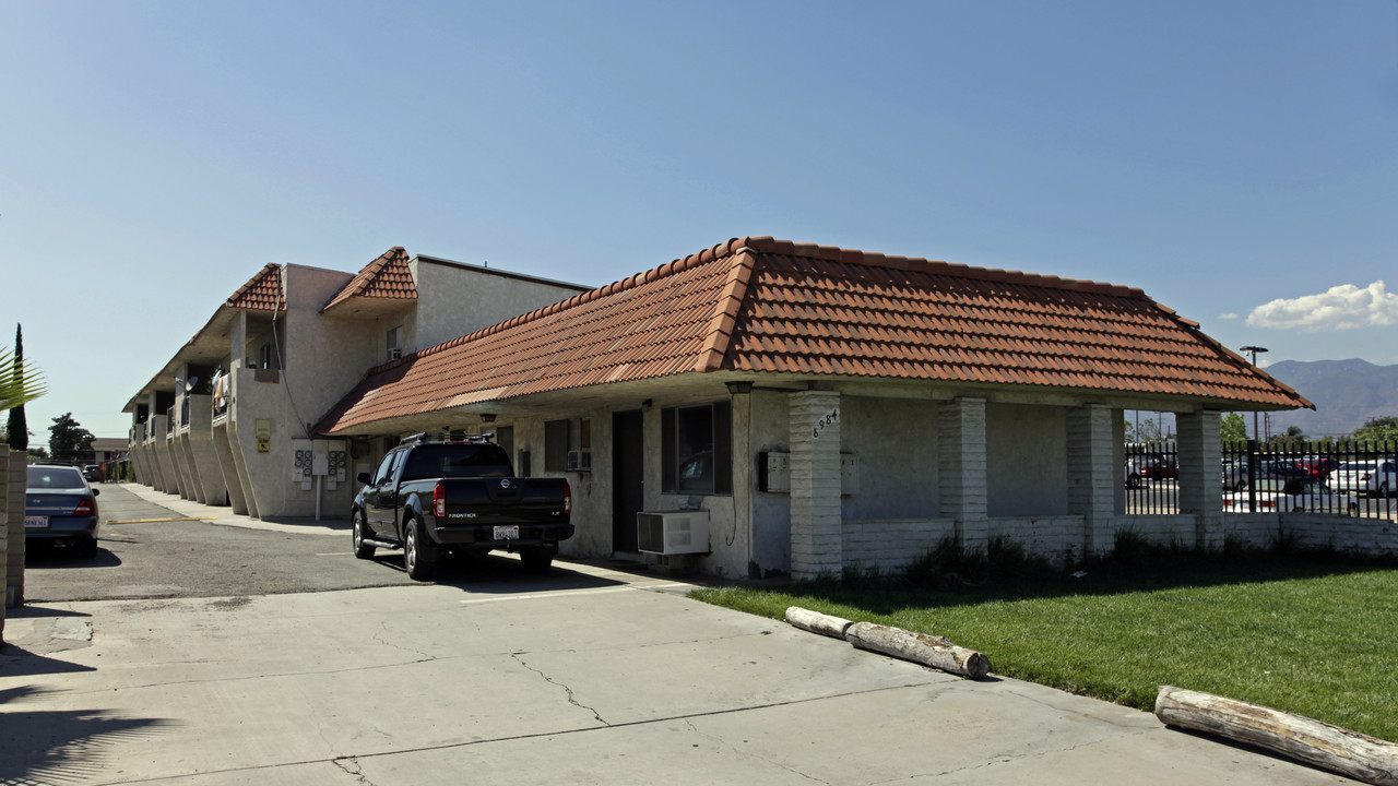 8984 Olive St in Fontana, CA - Building Photo