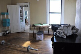 12 Saunders St, Unit 1 in Boston, MA - Foto de edificio - Building Photo