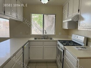 38581 10th Pl E in Palmdale, CA - Building Photo - Building Photo