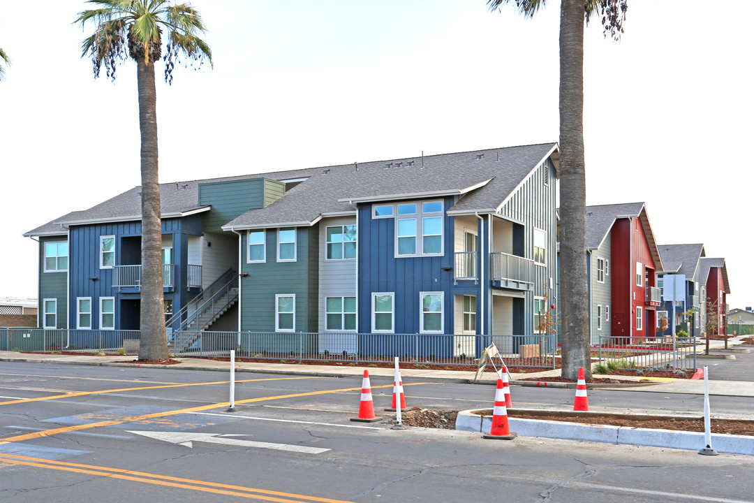 Palm Terrace in Lindsay, CA - Foto de edificio