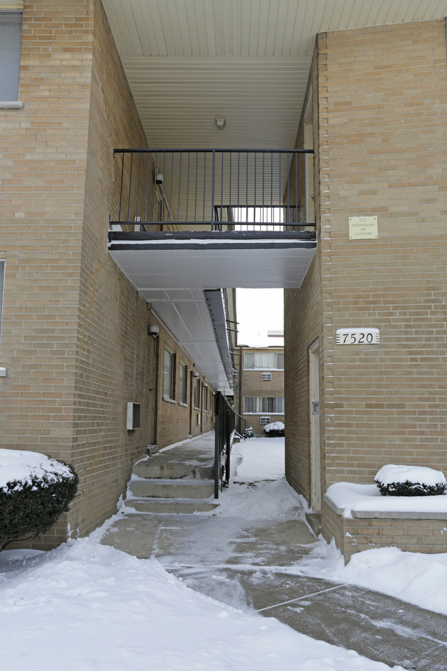 7520 S. Coles Avenue in Chicago, IL - Foto de edificio - Building Photo