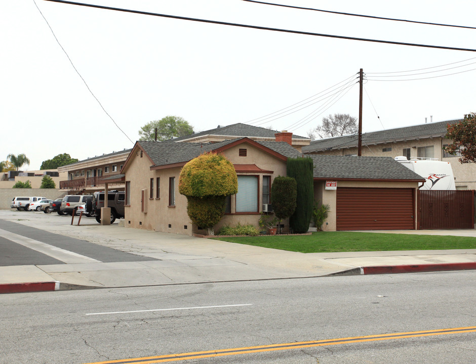 9423-9425 Flower St in Bellflower, CA - Building Photo