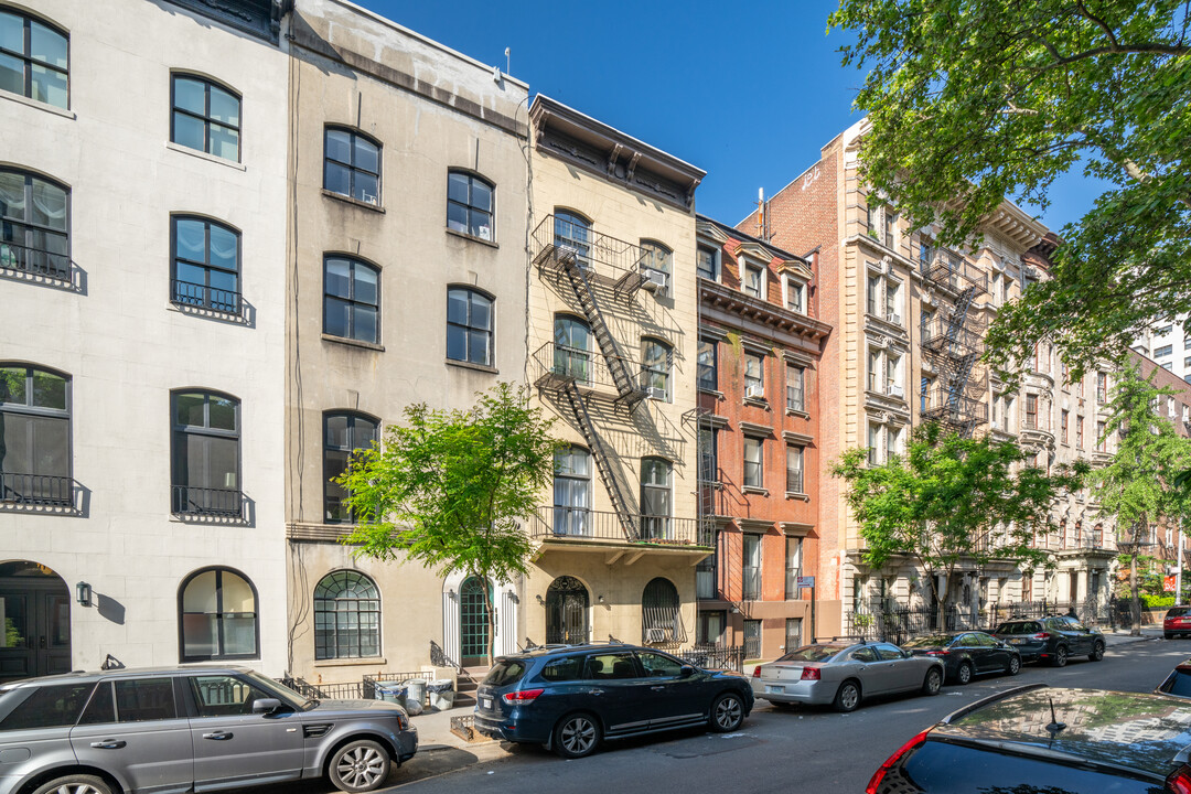 216 E 17th St in New York, NY - Building Photo