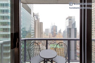 235 W 48th St in New York, NY - Foto de edificio - Building Photo