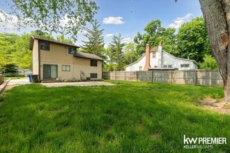 4022 Hazelett Dr in Waterford Township, MI - Foto de edificio - Building Photo