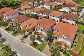 1007 NW 99th Ct in Miami, FL - Building Photo - Building Photo