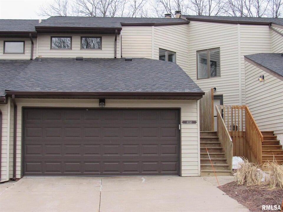 4050 Prairie Ln, Unit 4050 in Bettendorf, IA - Foto de edificio
