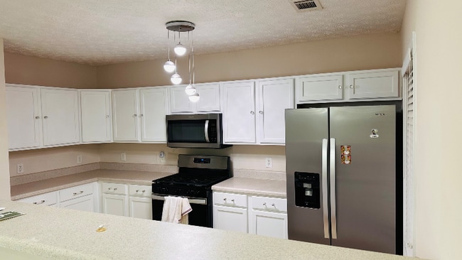 5961 Grovegate Ln in Tucker, GA - Foto de edificio - Building Photo