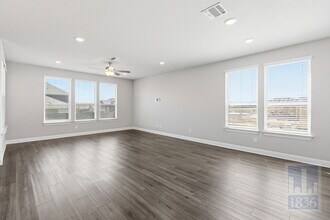 555 Purple Heart Dr in Buda, TX - Building Photo - Building Photo