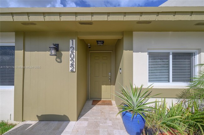 12022 SW 110th St Cir E in Miami, FL - Building Photo - Building Photo