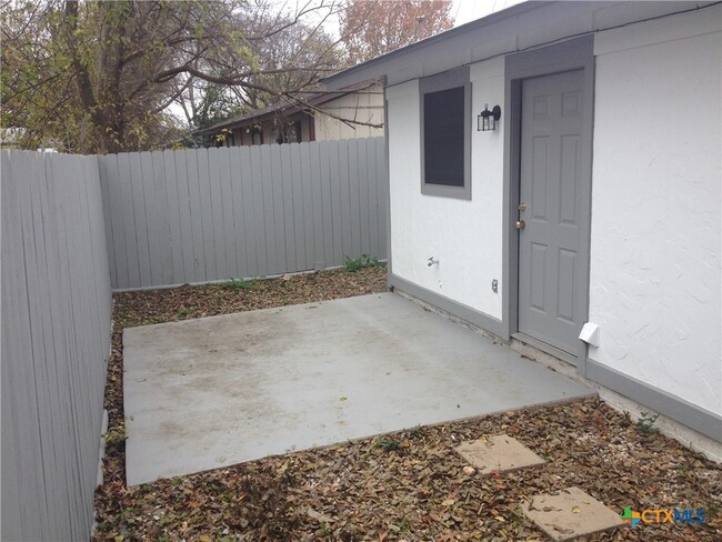 654 Mill St in San Marcos, TX - Building Photo - Building Photo