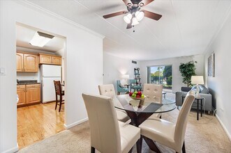 100 W Butterfield Rd in Elmhurst, IL - Building Photo - Building Photo