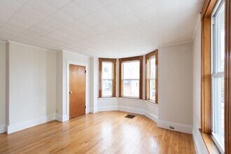 105 Pine St in Waltham, MA - Building Photo - Building Photo