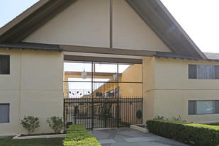 7636 Owensmouth Ave in Canoga Park, CA - Building Photo - Building Photo