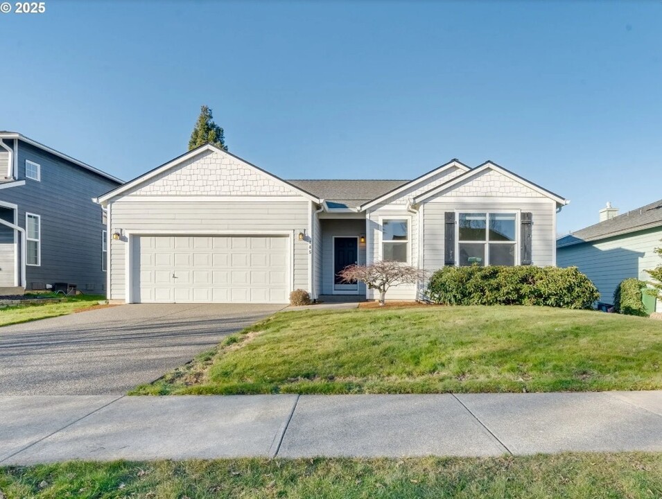 445 Ironwood Terrace in Woodburn, OR - Building Photo