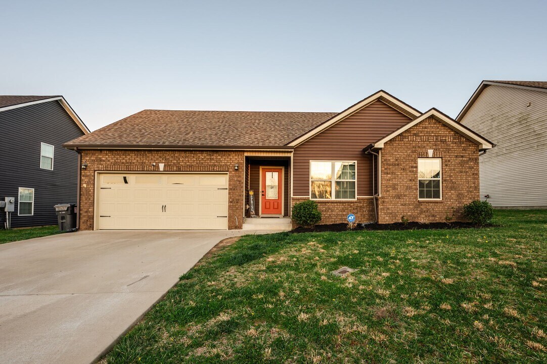 613 Hollow Crst in Clarksville, TN - Building Photo