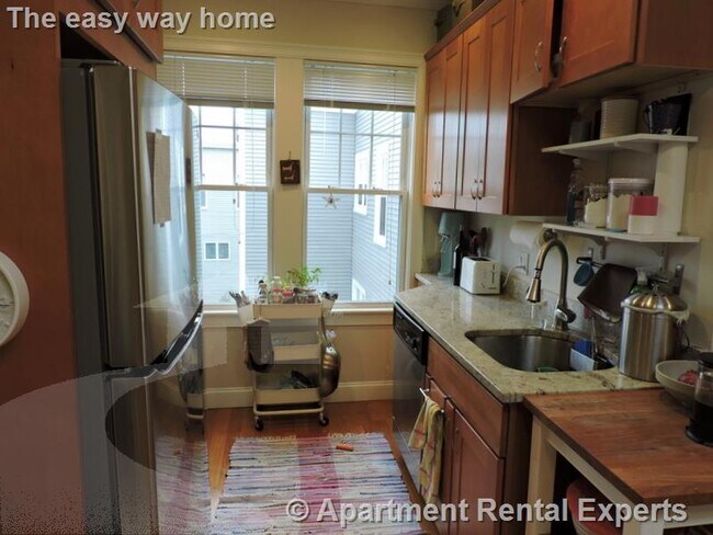 8 Marney St, Unit 2 in Cambridge, MA - Foto de edificio - Building Photo