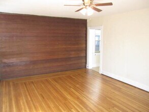 5926 Elwood St-Unit -Apt. 3 in Pittsburgh, PA - Foto de edificio - Building Photo