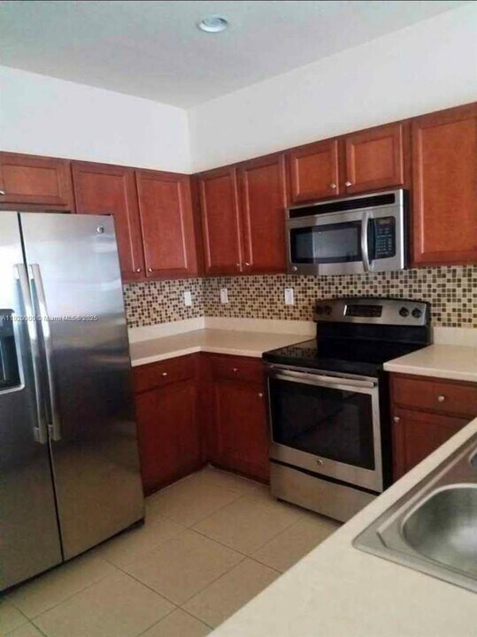 8904 W 35th Ln in Hialeah, FL - Building Photo
