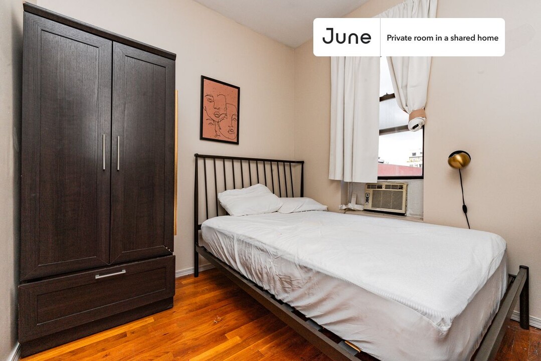 Private bedroom in 3 bed/1 bath Home in New York, NY - Building Photo