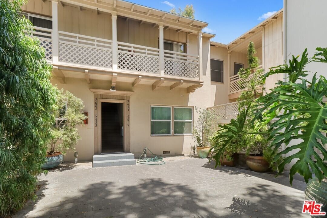 9625 Charleville Blvd in Beverly Hills, CA - Building Photo