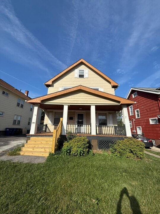 1336 Thoreau Rd in Lakewood, OH - Building Photo