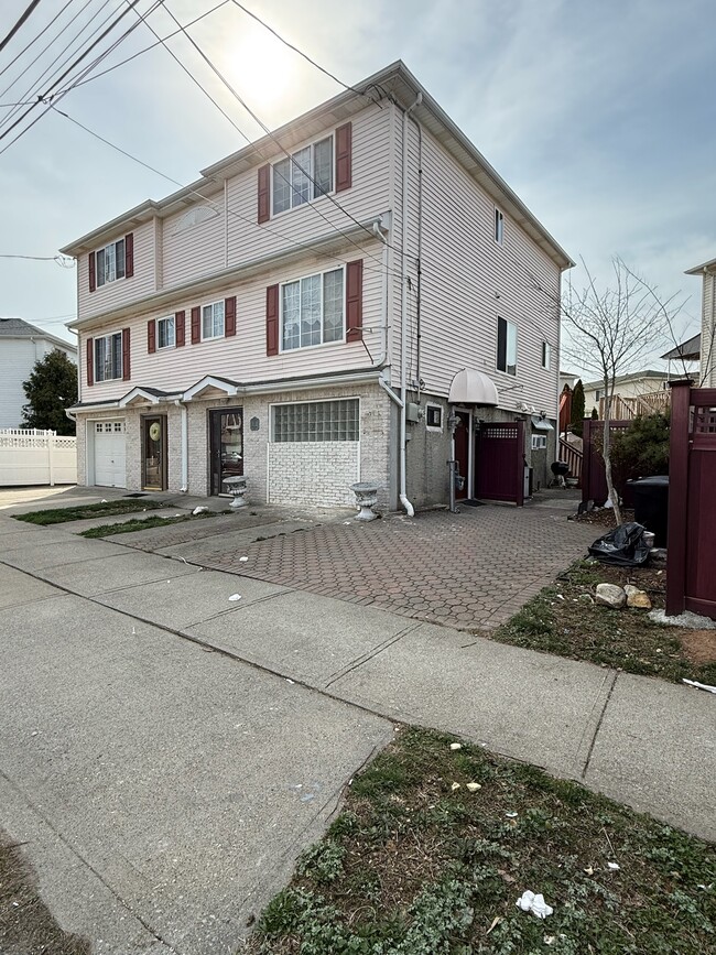 27 Oceanside Ave in Staten Island, NY - Building Photo - Building Photo