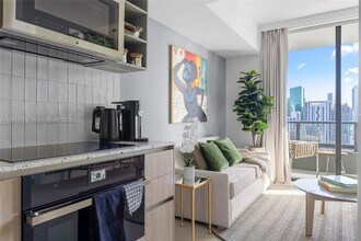 159 NE 6th St, Unit 2414 in Miami, FL - Foto de edificio - Building Photo