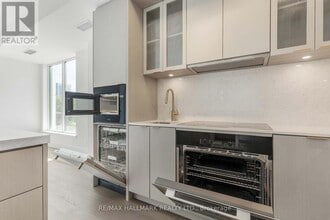 16 Greenbriar Rd in Toronto, ON - Building Photo - Building Photo