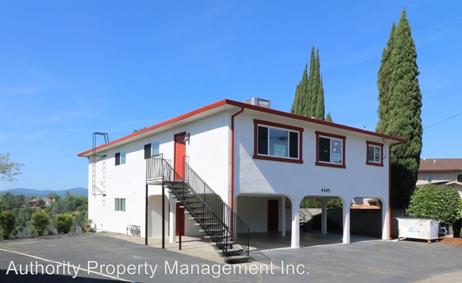 4445 Dogwood Ln in Redding, CA - Building Photo - Building Photo