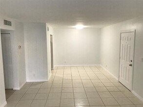 2946 NW 55th Ave in Lauderhill, FL - Building Photo - Building Photo