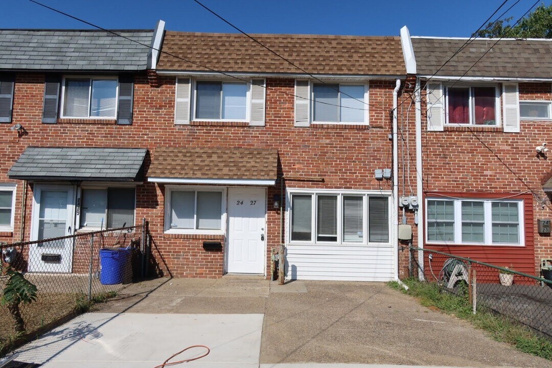 2427 Arnold St in Camden, NJ - Building Photo