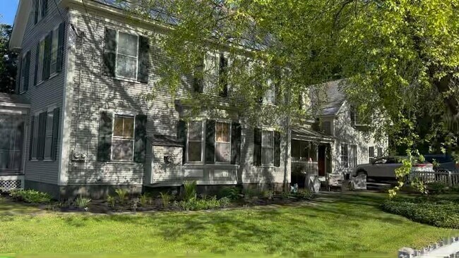 43 Pleasant St in Woodstock, VT - Building Photo - Building Photo