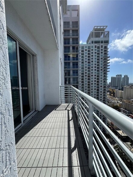 234 NE 3rd St, Unit LPH05 in Miami, FL - Foto de edificio - Building Photo