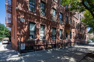 37-76 62nd St in Woodside, NY - Foto de edificio - Building Photo