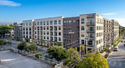 Augusta Flats in San Antonio, TX - Foto de edificio - Building Photo