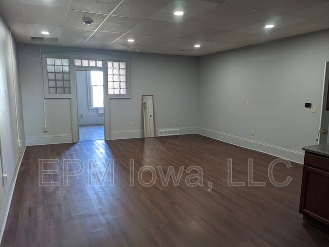 107 1st St E in Independence, IA - Foto de edificio - Building Photo